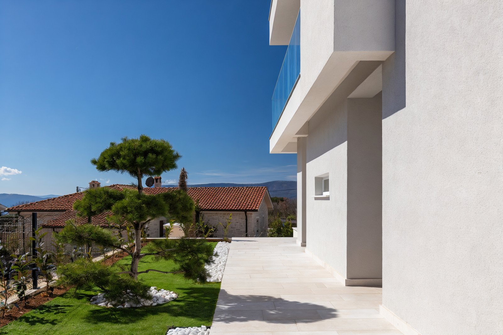 Villa Neoma private heated pool with loungers